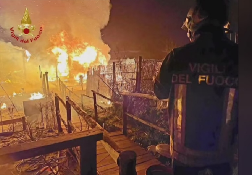 Sabaudia: In fiamme uno stabilimento balneare, si indaga sulle cause ...